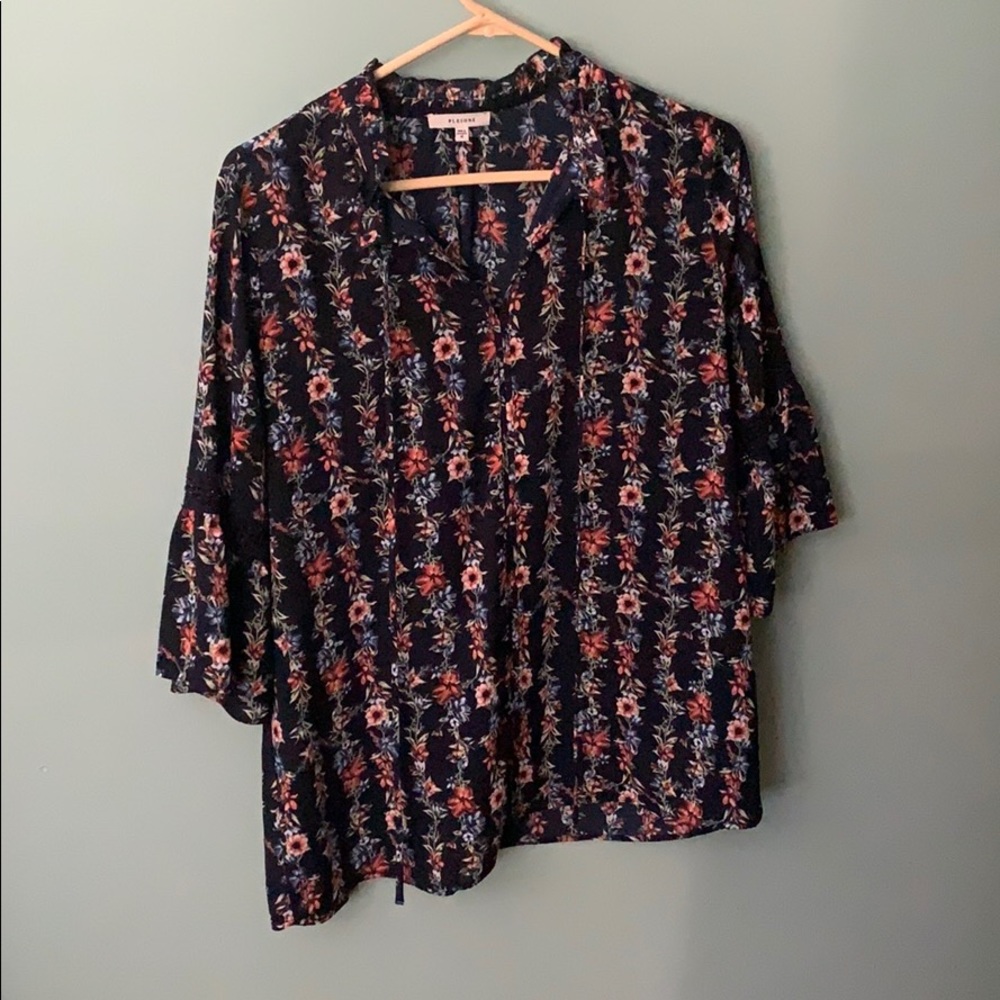 Med floral sheer with lace arm